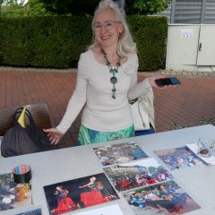 Mitglied des Ausländerbeirates, Lubov Zufall-Korsakova, informierte die Gäste am Stand des Ausländerbeirates.