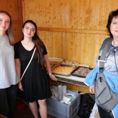 Kaffee und Kuchen erhielten die Festbesuchenden an einer Hütte des Ausländerbeirates, hier betreuten Anisa Dervishi, Valona Mehmedi und Dagmar Gödecke den Verkauf.