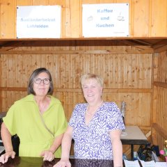 Tatkräftige Unterstützung beim Kaffee- und Kuchenverkauf in der Hütte des Ausländerbeirates von Ursula Hartwig und Bianka Tiedtke-Albrecht.