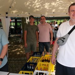 Getränke gab es am Stand des Ausländerbeirates, hier kümmerten sich Salih Göktan, Andrei Rau und Osman Basha um den Getränkeverkauf Ausländerbeirat Lohfelden.