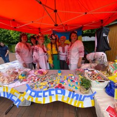 Die ukrainischen Geflüchteten verkauften Handarbeiten zugunsten des Malteser Hilfswerks.