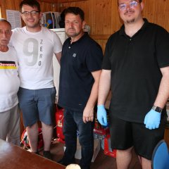 Djelil Asani, Mevludin Ademi, Uzair Shaini, Ardian Basha (v.l.n.r.) mit albanischen Spezialitäten vom Islamisch-Albanischen Kulturzentrum.