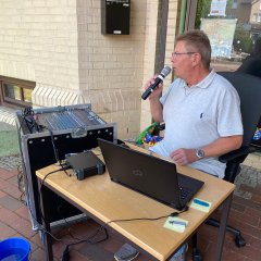 Hausmeister Günter Mengel betreute das Fest und sorgte für den passenden Einsatz der Musikstücke für die teilnehmenden Gruppen.