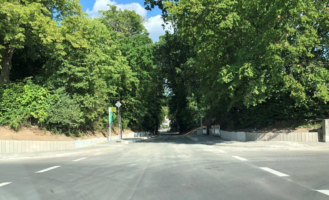 Das Foto zeigt die Vollmarshäuser Straße  kurz nach der Verkehrsfreigabe.