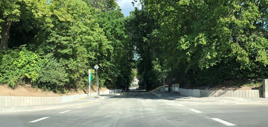 Das Foto zeigt die Vollmarshäuser Straße  kurz nach der Verkehrsfreigabe.