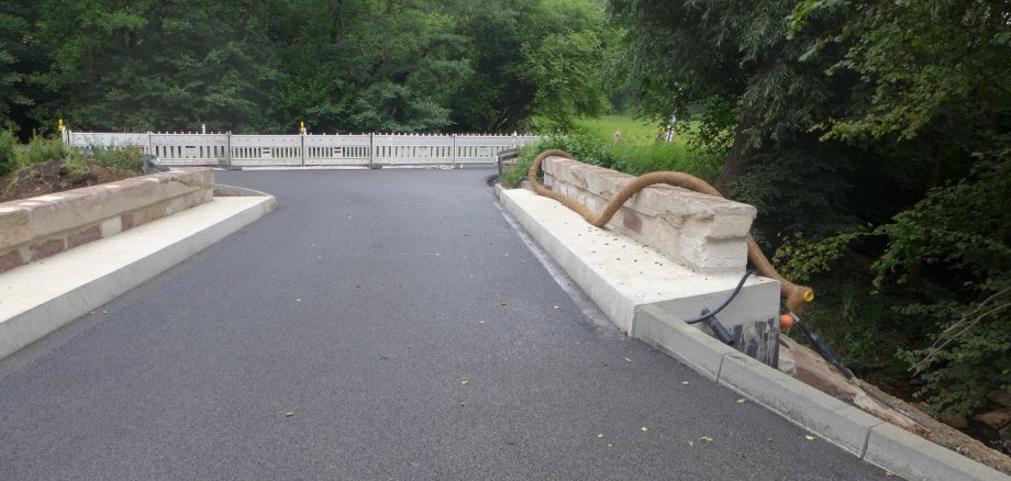 Sanierung der Sandsteinbrücke Alte Welleröder Straße.