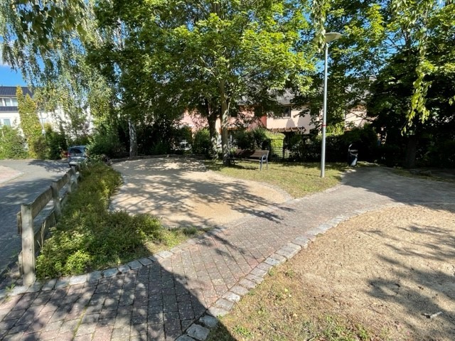Die frisch sanierte Bouleanlage im Korallenweg 1a.