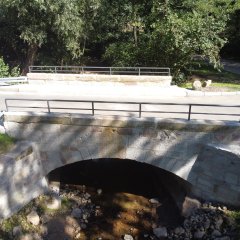 Die Sandsteinbrücke an der Alten Welleröder Straße aus der Luft betrachtet.