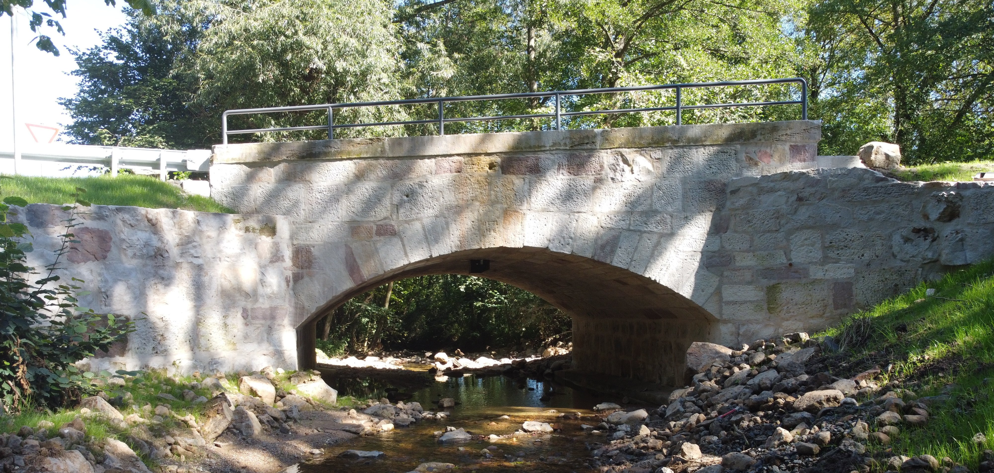 Blick auf die Sandsteinbrücke vom Fahrenbach aus.