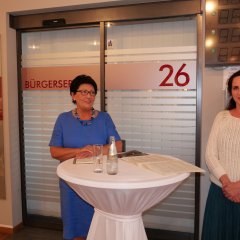 Erste Beigeordnete Bärbel Fehr begrüßte die Gäste gemeinsam mit der musikalischen Leiterin des Filmprojektes „… und der Regen rinnt, Maria Radzikhovskiy.