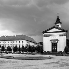 Platz mit Barockkirche in der Festungsstadt Theresienstadt, Tschechische Republik. Schwarz-Weiß-Bild