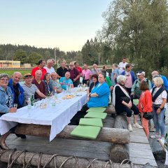 Die Reisegruppe auf dem Rastplatz Draufloß.
