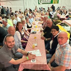 Besuch im Festzelt anlässlich des Kirchtags.