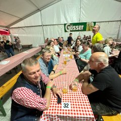 Gemeindevertretervorsitzender Norbert Thiele mit Gemeindevertreterinnen und Gemeindevertretern im Festzelt.
