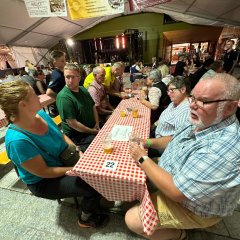 Teile der Agendagruppe „Berg im Drautal“ mit Sprecher Armin Brethauer im Festzelt.