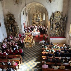 Besuch der Messe mit dem Kirchenchor und dem Männergesangverein.
