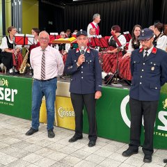 Eröffnung des Frühschoppens zum Kirchtag, v.l. Bürgermeister Uwe Jäger, Bürgermeister Wolfgang Krenn und Feuerwehr-Kommandant Philipp Hueter.