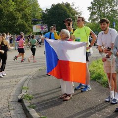 Die Mitglieder der Agenda-Gruppe Freundeskreis Trutnov feuerten die Trutnover Läufer an der Wegstrecke mit einer tschechischen Flagge an.