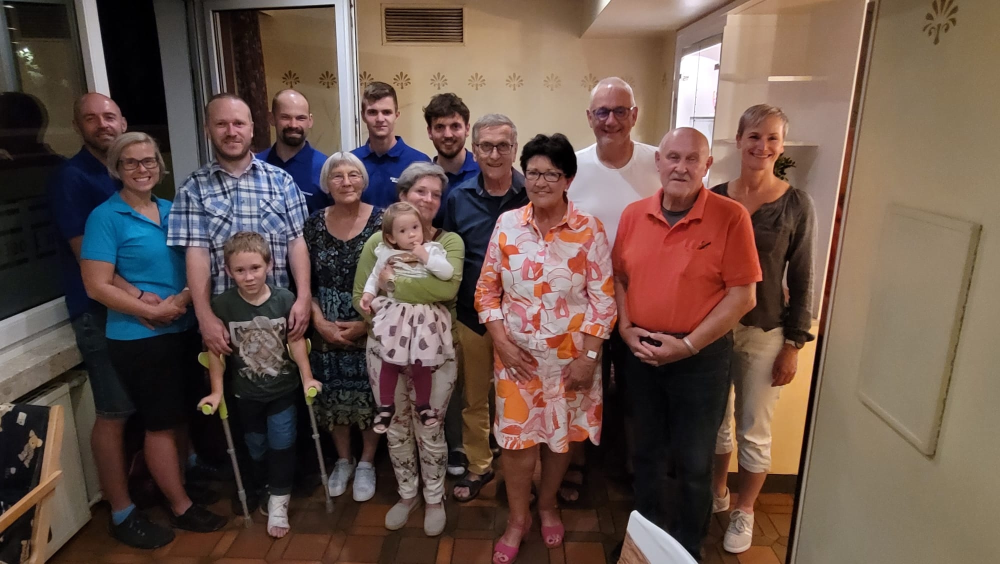 Herzliche Begrüßung der Gäste im Hotel zur Post (v.l.n.r.): Läufer Petr Syrovátka, Läuferin Dagmar Beluská, David und Daniel Fryč vom Freundeskreis Trutnov, Läufer Vojtěch Hubka, Marie José Kuhn von der Agendagruppe Trutnov, Läufer Petr Nesládek, Václava und Natálie Fryč von der Agenda Trutnov, Läufer Ondrej Čtvrtečka, Kalle Kuhn vom Freundeskreis Trutnov, Erste Beigeordnete Bärbel Fehr, Bürgermeister Uwe Jäger, Arndt Grodzicki vom Freundeskreis Trutnov sowie Agenda-Sprecherin vom Freundeskreis Trutnov, Eva Eichholz.  