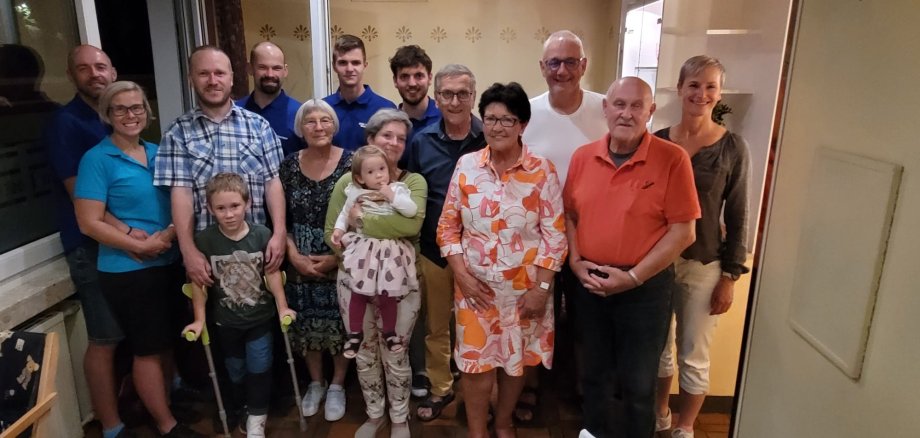 Herzliche Begrüßung der Gäste im Hotel zur Post (v.l.n.r.): Läufer Petr Syrovátka, Läuferin Dagmar Beluská, David und Daniel Fryč vom Freundeskreis Trutnov, Läufer Vojtěch Hubka, Marie José Kuhn von der Agendagruppe Trutnov, Läufer Petr Nesládek, Václava und Natálie Fryč von der Agenda Trutnov, Läufer Ondrej Čtvrtečka, Kalle Kuhn vom Freundeskreis Trutnov, Erste Beigeordnete Bärbel Fehr, Bürgermeister Uwe Jäger, Arndt Grodzicki vom Freundeskreis Trutnov sowie Agenda-Sprecherin vom Freundeskreis Trutnov, Eva Eichholz.  