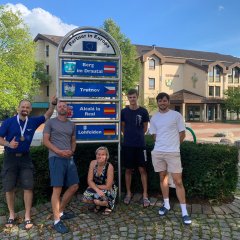 Die Läufer (v.l.n.r.) Vojtěch Hubka, Petr Syrovátka, Dagmar Beluská, ihr Sohn Petr Nesládek und der leider verletzte Läufer Ondrej Čtvrtečka vor dem Lohfeldener Rathaus.