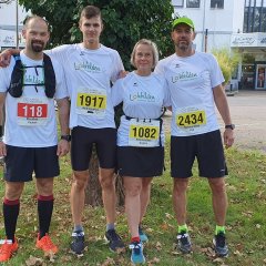 Die Läufer (v.l.n.r.) Vojtěch Hubka (Marathon, 04:23 Stunden), Petr Nesládek (Halbmarathon, 01:31 Stunden), Dagmar Beluská (Halbmarathon, 02:02 Stunden) und Petr Syrovátka (Halbmarathon, 01:45 Stunden) kurz vor dem Start.