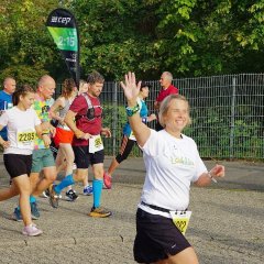 Dagmar Beluská (Startfoto stellvertretend für alle Läufer aus Trutnov) winkte den Zuschauenden kurz nach dem Start.  