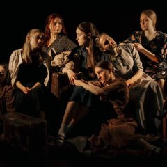 "Und der Regen rinnt" erzählte die Geschichten von vier Frauen, die im Ghetto inhaftiert waren, und schafft eine Verbindung zwischen Vergangenheit und Gegenwart. 