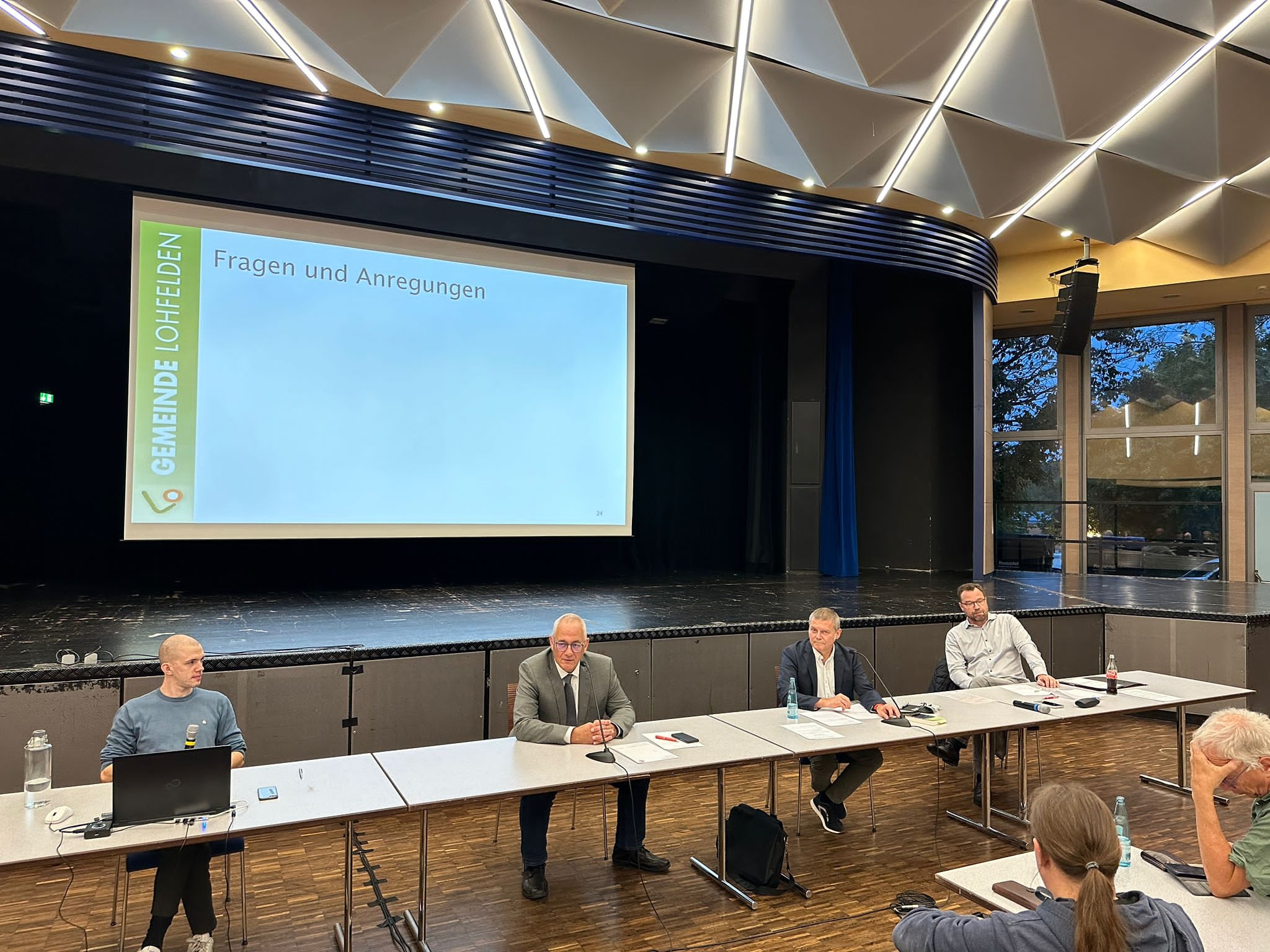 Gemeindevertretervorsitzender Norbert Thiele (2.v.r.), Bürgermeister Uwe Jäger (2.v.l.) und Fachbereichsleiter Kai Hast beantworteten die Fragen der Bürgerinnen und Bürger. Digitalisierungsbeauftragter Paul Schmette (l.) stelle die Umsetzung des Online-Zugangsgesetzes vor.