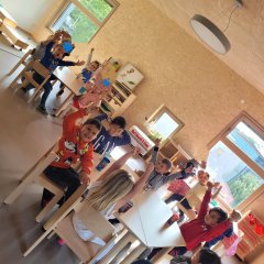 Auf dem Foto sind die Mädchen und Jungen an ihrem ersten Tag in der neuen KiTa Lo-Hüpfer zu sehen, wie sie jede Menge Spaß im Bastel- Spiel- und Puzzle-Bereich im ersten Stock haben.