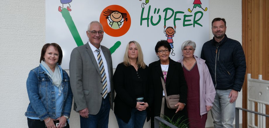 Auf dem Foto ist Bürgermeister der Gemeinde Lohfelden, Uwe Jäger (2.v.l.), zu sehen, der am 04.10. der Leiterin der KiTA Lo-Hüpfer, Claudia Pristl (3.v.l.), gemeinsam mit Erster Beigeordneten Bärbel Fehr (3.v.r.), Leiter des Fachbereichs Verwaltung und Ordnung, Kai Hast (r.), der stellv. Leiterin des Fachbereichs Verwaltung und Ordnung, Tanja Hammer (l.) sowie der Projektverantwortlichen und stellvertretenden Leiterin des Fachbereichs Bauen und Wohnen, Jutta Kothe (2.v.r.), zur Eröffnung der neuen KiTa Lo-Hüpfer gratulierte.