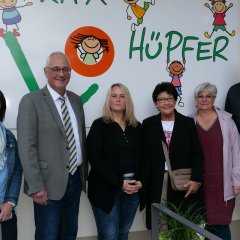 Auf dem Foto ist Bürgermeister der Gemeinde Lohfelden, Uwe Jäger (2.v.l.), zu sehen, der am 04.10. der Leiterin der KiTA Lo-Hüpfer, Claudia Pristl (3.v.l.), gemeinsam mit Erster Beigeordneten Bärbel Fehr (3.v.r.), Leiter des Fachbereichs Verwaltung und Ordnung, Kai Hast (r.), der stellv. Leiterin des Fachbereichs Verwaltung und Ordnung, Tanja Hammer (l.) sowie der Projektverantwortlichen und stellvertretenden Leiterin des Fachbereichs Bauen und Wohnen, Jutta Kothe (2.v.r.), zur Eröffnung der neuen KiTa Lo-Hüpfer gratulierte.