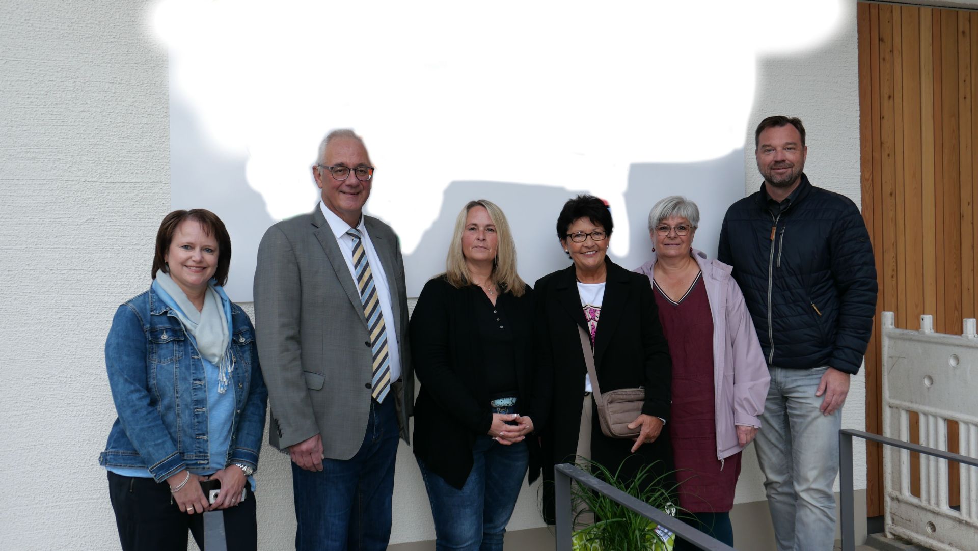 Auf dem Foto ist Bürgermeister der Gemeinde Lohfelden, Uwe Jäger (2.v.l.), zu sehen, der am 04.10. der Leiterin der KiTA Lo-Hüpfer, Claudia Pristl (3.v.l.), gemeinsam mit Erster Beigeordneten Bärbel Fehr (3.v.r.), Leiter des Fachbereichs Verwaltung und Ordnung, Kai Hast (r.), der stellv. Leiterin des Fachbereichs Verwaltung und Ordnung, Tanja Hammer (l.) sowie der Projektverantwortlichen und stellvertretenden Leiterin des Fachbereichs Bauen und Wohnen, Jutta Kothe (2.v.r.), zur Eröffnung der neuen KiTa Lo-Hüpfer gratulierte.