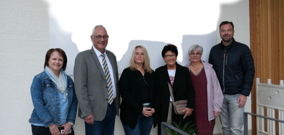 Auf dem Foto ist Bürgermeister der Gemeinde Lohfelden, Uwe Jäger (2.v.l.), zu sehen, der am 04.10. der Leiterin der KiTA Lo-Hüpfer, Claudia Pristl (3.v.l.), gemeinsam mit Erster Beigeordneten Bärbel Fehr (3.v.r.), Leiter des Fachbereichs Verwaltung und Ordnung, Kai Hast (r.), der stellv. Leiterin des Fachbereichs Verwaltung und Ordnung, Tanja Hammer (l.) sowie der Projektverantwortlichen und stellvertretenden Leiterin des Fachbereichs Bauen und Wohnen, Jutta Kothe (2.v.r.), zur Eröffnung der neuen KiTa Lo-Hüpfer gratulierte.