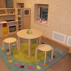 Auf dem Foto ist die niedliche Spielküche zu sehen, in der sich die Mädchen und Jungen nach Herzenslust im „Kochen“ versuchen können.