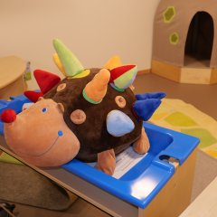 Auf dem Foto ist ein lustiger Spielzeugigel zu sehen.