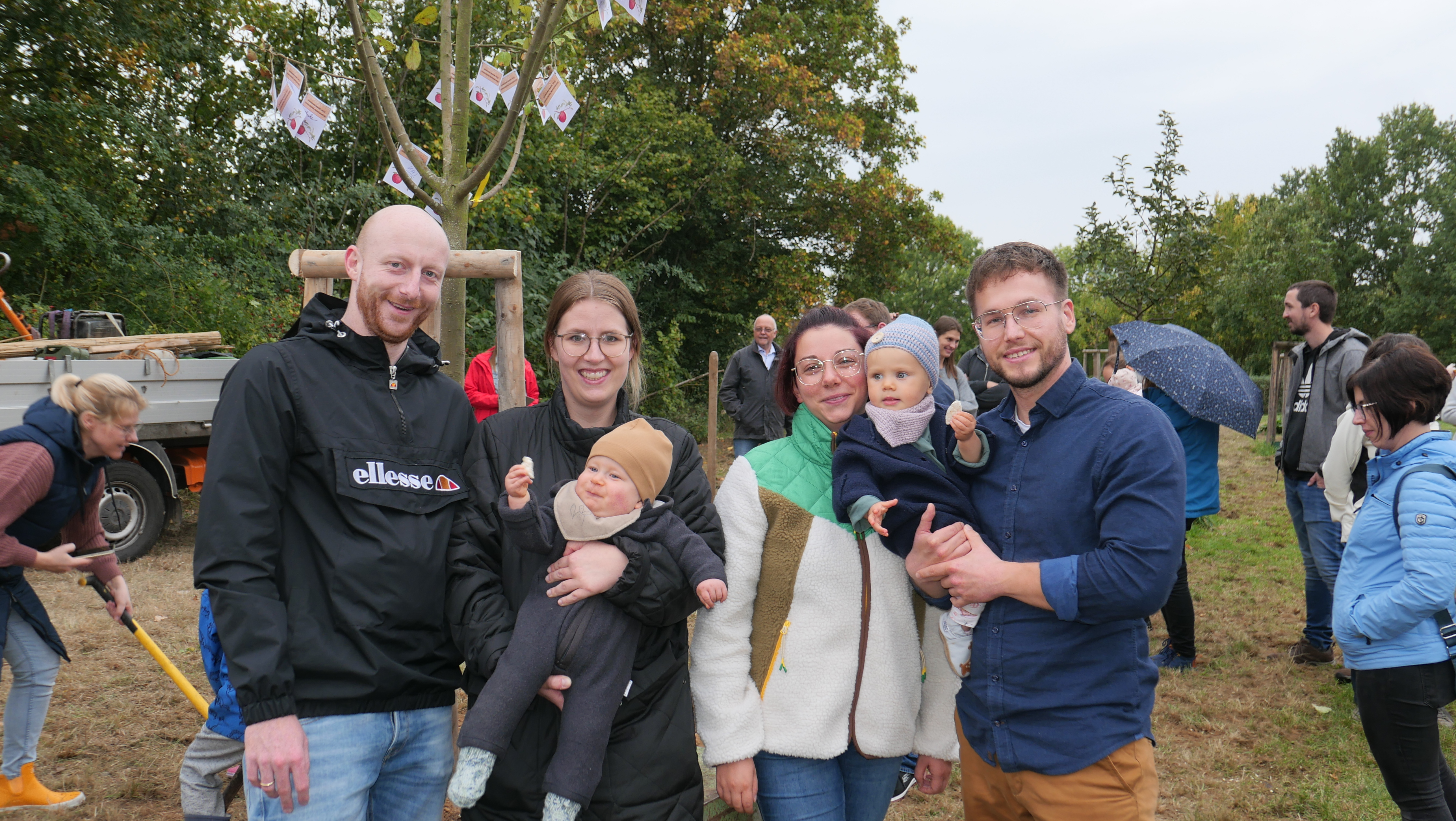 Ann-Kathrin (v.l.n.r.) befestigte gemeinsam mit ihrem Ehemann Tom Zappe das Namenskärtchen für ihren kleinen Sohn Carlo, der am 07.11.2022 das Licht der Welt erblickte, am Geburtsbaum. Auch das befreundete Ehepaar Marit und Kevin Gawenda nahm mit ihrer Tochter Hanne, die ebenfalls am 07.11.2022 geboren wurde, an der Baumpflanzung teil und freute sich über die nette Aktion.