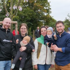 Ann-Kathrin (v.l.n.r.) befestigte gemeinsam mit ihrem Ehemann Tom Zappe das Namenskärtchen für ihren kleinen Sohn Carlo, der am 07.11.2022 das Licht der Welt erblickte, am Geburtsbaum. Auch das befreundete Ehepaar Marit und Kevin Gawenda nahm mit ihrer Tochter Hanne, die ebenfalls am 07.11.2022 geboren wurde, an der Baumpflanzung teil und freute sich über die nette Aktion.