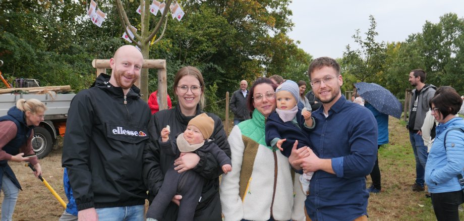 Ann-Kathrin (v.l.n.r.) befestigte gemeinsam mit ihrem Ehemann Tom Zappe das Namenskärtchen für ihren kleinen Sohn Carlo, der am 07.11.2022 das Licht der Welt erblickte, am Geburtsbaum. Auch das befreundete Ehepaar Marit und Kevin Gawenda nahm mit ihrer Tochter Hanne, die ebenfalls am 07.11.2022 geboren wurde, an der Baumpflanzung teil und freute sich über die nette Aktion.
