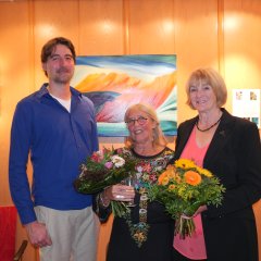 Die Ausstellung von Elke Lange-Helfrich (M.) ist zurzeit im Rathaus zu sehen. Inge Schüler stellte die Künstlerin während der Vernissage am 18.10.2023 vor; für die passende Musik sorgte der Pianist Bernhard Schüler.