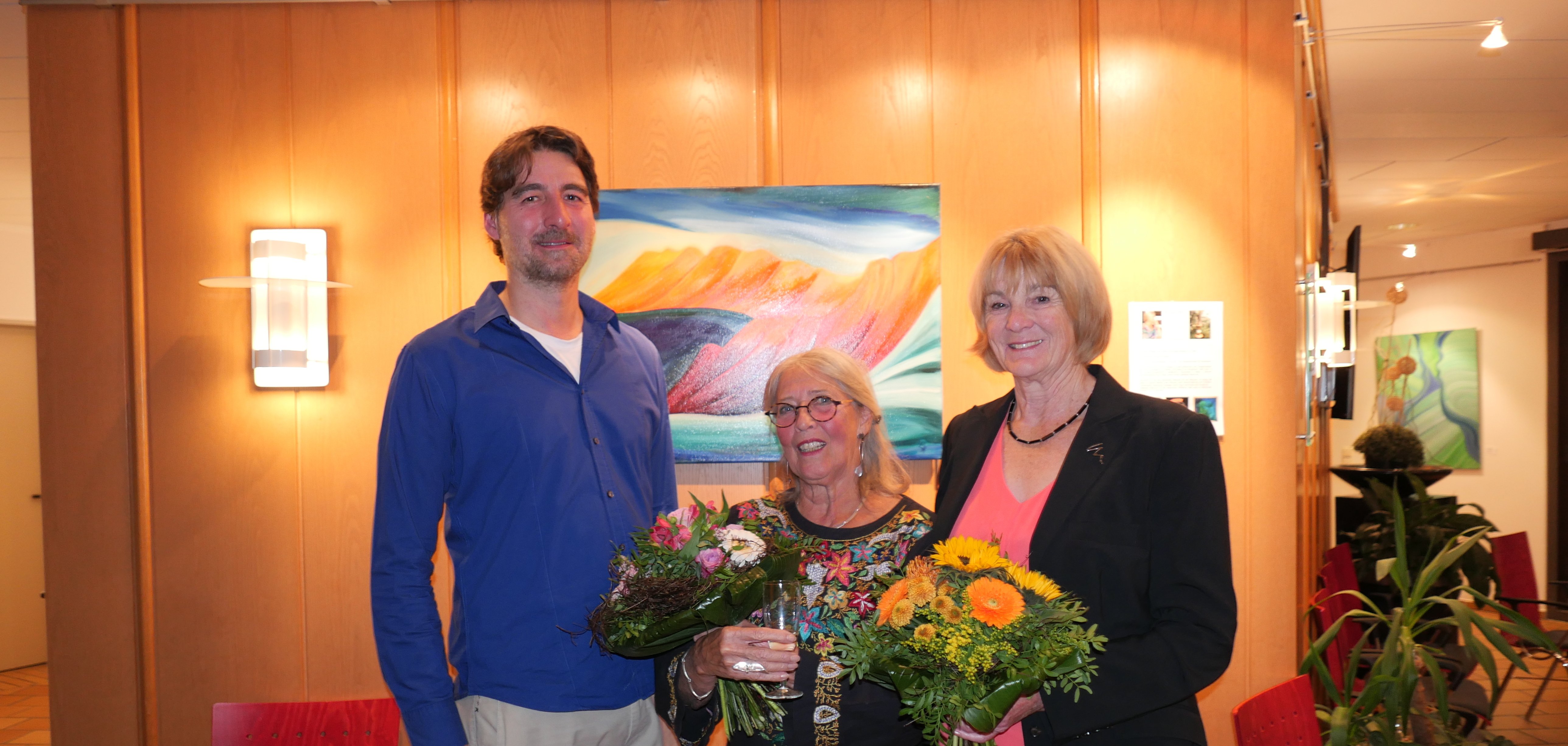 Die Ausstellung von Elke Lange-Helfrich (M.) ist zurzeit im Rathaus zu sehen. Inge Schüler stellte die Künstlerin während der Vernissage am 18.10.2023 vor; für die passende Musik sorgte der Pianist Bernhard Schüler.