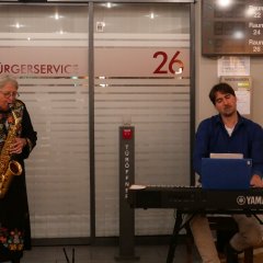 Elke Lange-Helfrich griff selbst zum Saxophon und spielte mit Pianist Bernhard Schüler.