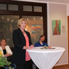 Inge Schüler stellte Künstlerin, Maltechnik und Werke vor.