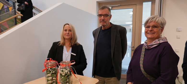 Projektverantwortliche und stellvertretende Leiterin des Fachbereichs Bauen und Wohnen, Jutta Kothe (r.), Architekt Manfred Lenhart und die Leiterin der Kindertagesstätte Lo-Hüpfer, Claudia Pristl.