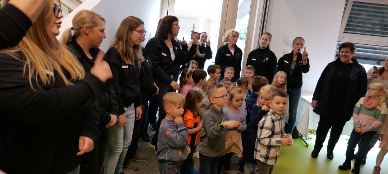 Der Tag der offenen Tür startete mit einem Lied der Kinder.