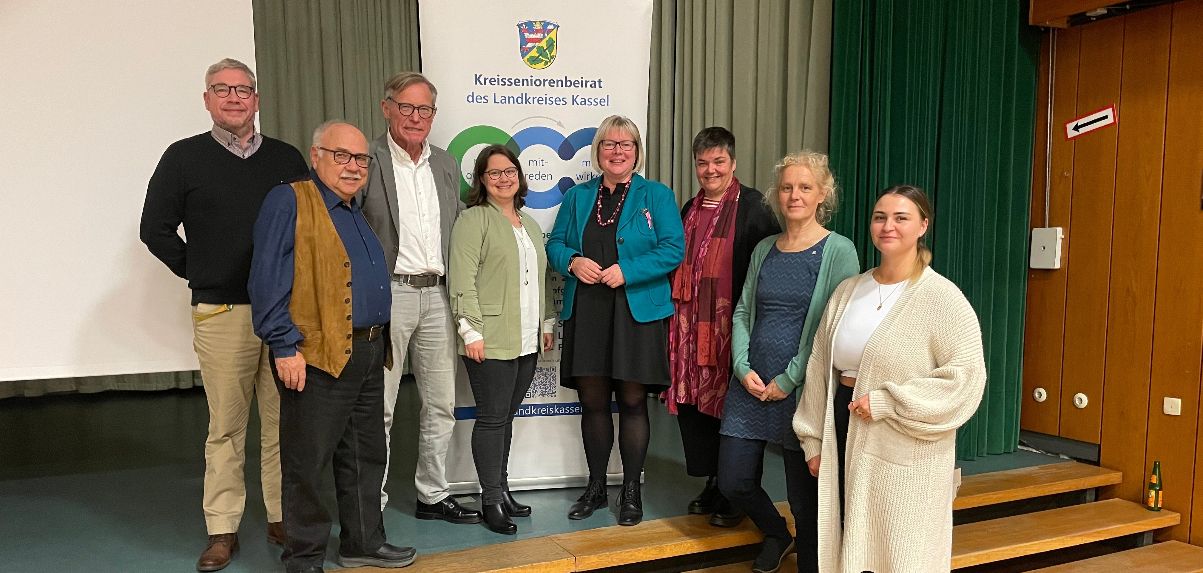Einige der Mitglieder des Fachbeirates zur Erstellung des Seniorenplans (v.l.n.r.): Uwe Larcher, Pflegestützpunkt und Behindertenbeauftragter des Landkreises Kassel, Karl Schäffer, Kreisseniorenbeirat, Wilfried Apel, Kreisseniorenbeirat, Nathalie Hügues, Altenhilfe- und Sozialplanung, Vize-Landrätin Silke Engler, Patricia Ruffini, Demografie-Agentur und Kultur Landkreis Kassel, Elisabeth Wegener, Leiterin des Fachgebiets Alter und Begleitung beim Diakonischen Werk Region Kassel und Theresa Deigmann, Koordinierungszentrum Bürgerengagement Landkreis Kassel.