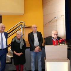 Seniorenbeiratsvorsitzender Karl Schäffer (r.) begrüßte gemeinsam mit Bürgermeister Uwe Jäger (l.), stellv. Gemeindevertretervorsitzendem Stefan Wetterau und Vorsitzender der AWO Ortsverein Lohfelden, Karin Kuhn, die zahlreichen Gäste.