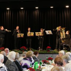Die Blechbläser der Musikschule Söhre Kaufunger-Wald unter der Leitung von Mario Heilmann (r.) sorgten für weihnachtliche Stimmung.