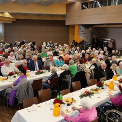 Rund 200 Seniorinnen und Senioren versammelten sich am 03.12. bei Kaffee und Kuchen zur diesjährigen Senioren-Weihnachtsfeier im Bürgerhaus.  