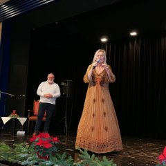 Gute Stimmung im Saal: Märchenerzählerin Andrea C. Ortolano spielte den Gästen gemeinsam mit dem Bürgermeister Uwe Jäger (r.) und Beigeordnetem Armin Brethauer das Märchen „Frau Holle“ vor. 